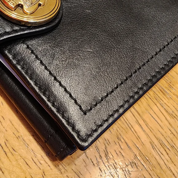 Gucci Black Leather Coin Purse with Gold Crest Medallion - Picture 3 of 14